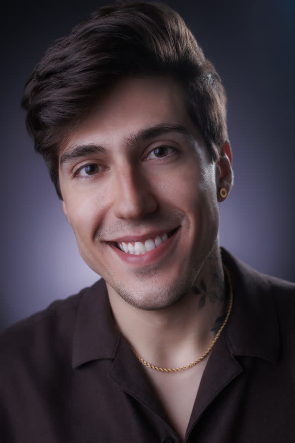 Retrato de homem sorrindo com luz de fundo lilás